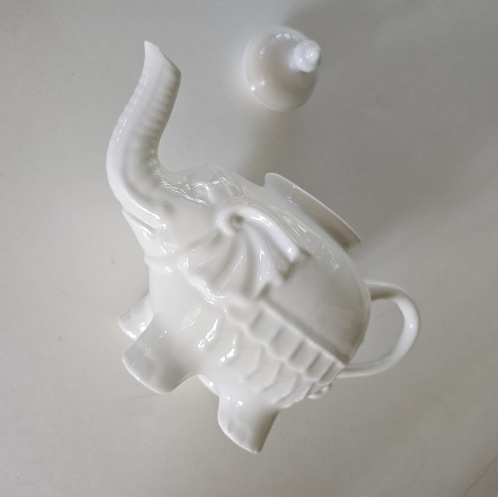 🐘 White Elephant Tea Pot